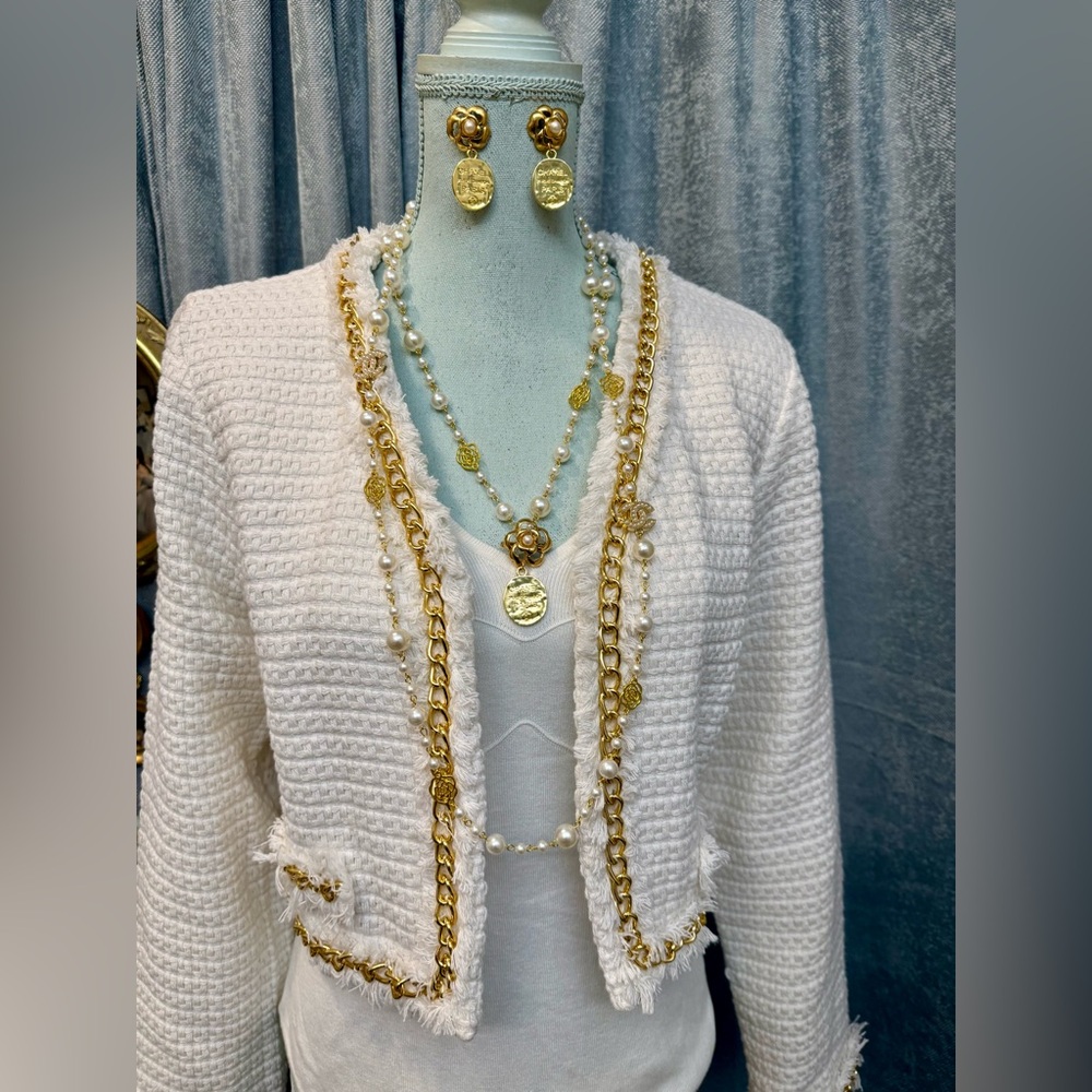Elegant Gold and Cream Jewelry Set - Picture 10 of 14